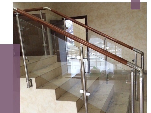 Комбинированные перила из металла и дерева в Сарове